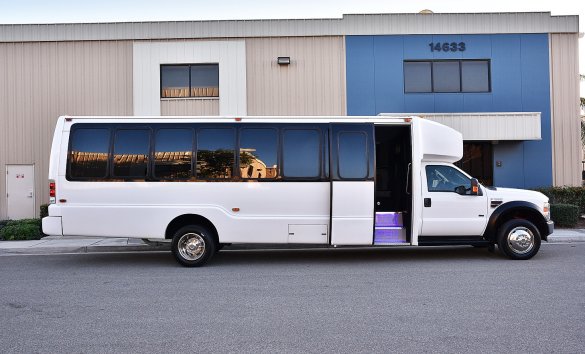 2008 Ford F-550 Limo Bus for Sale in Fontana, CA - Photo 2