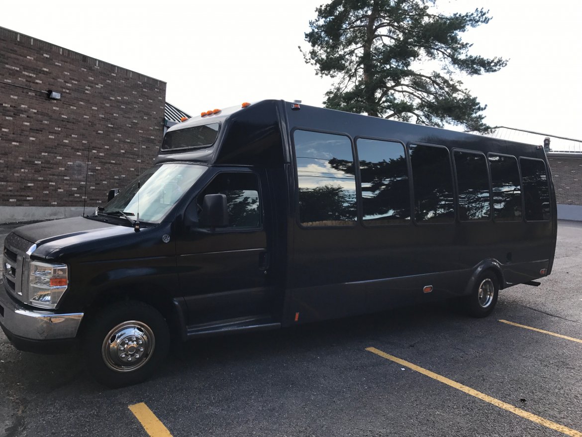 Limo Bus for sale: 2009 Ford E450 by Federal