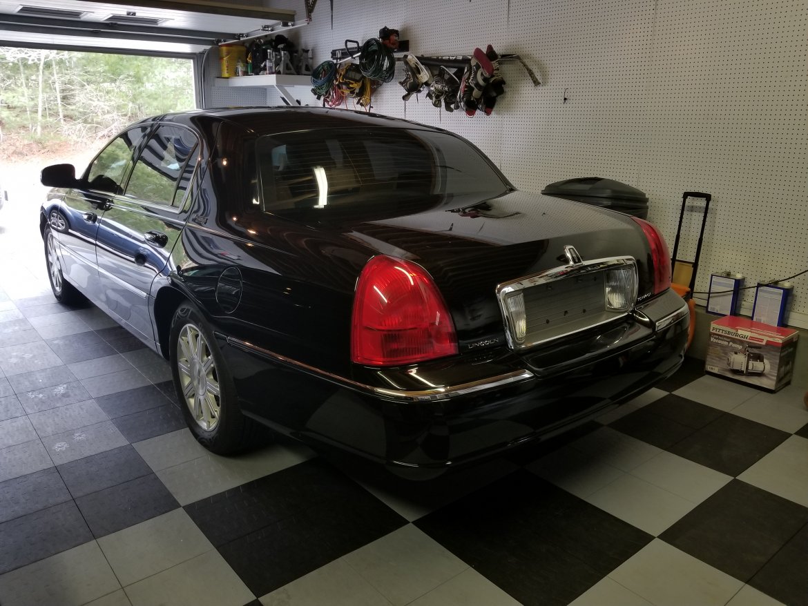 Sedan for sale: 2011 Lincoln Towncar by Lincoln