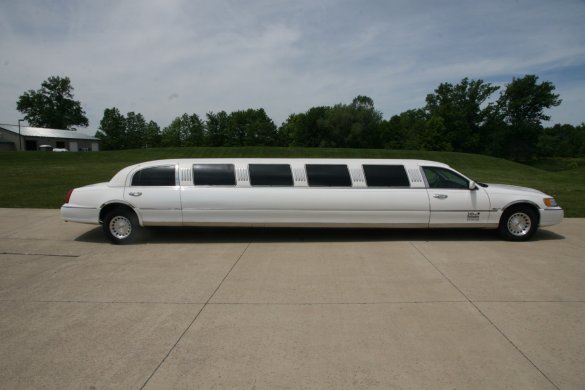 2000 Lincoln Town Car Limousine Limousine for Sale in Amherst, OH - Main Photo