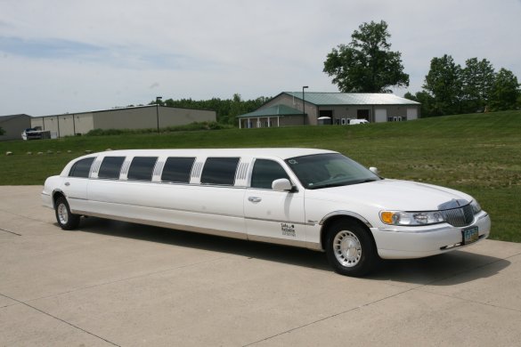 2000 Lincoln Town Car Limousine Limousine for Sale in Amherst, OH - Photo 3