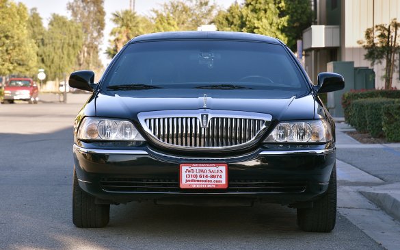 2010 Lincoln Town Car Limousine for Sale in Fontana, CA - Photo 2
