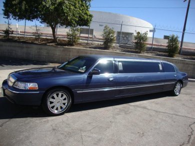 2006 Lincoln 100" Limousine for Sale in Carson, CA - Photo 2