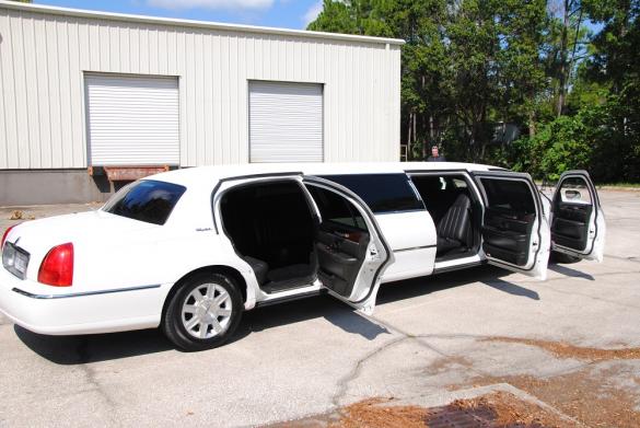 2011 Lincoln Town Car 120" 5th Door Long Door Limousine for Sale in Jacksonville Beach, FL - Main Photo
