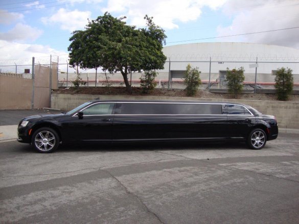 2018 Chrysler 300" Limousine Limousine for Sale in Carson, CA - Photo 3