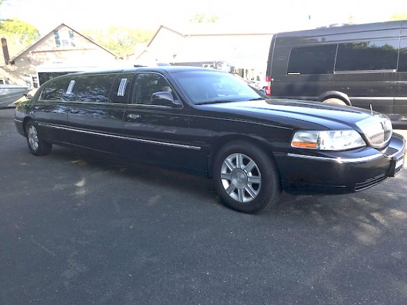 2007 Lincoln 72" 5 door Town Car Limousine for Sale in Oaklyn, NJ - Photo 2