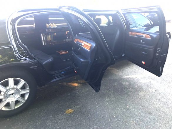 2007 Lincoln 72" 5 door Town Car Limousine for Sale in Oaklyn, NJ - Photo 3