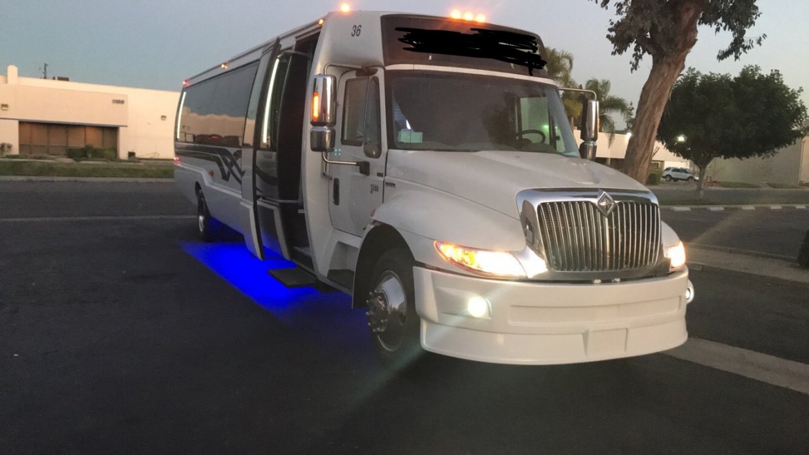 Limo Bus for sale: 2009 International 40 Passenger Limousine Bus by Moonlite