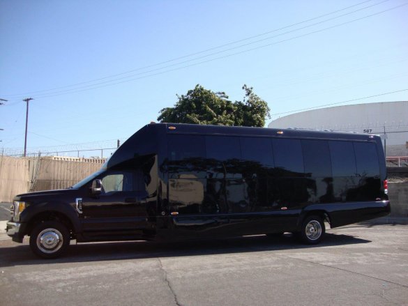 2017 Ford F-550 XL Super Duty Shuttle Bus for Sale in Carson, CA - Photo 2