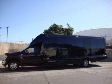 2017 Ford F-550 XL Super Duty Shuttle Bus for Sale in Carson, CA - Photo 2