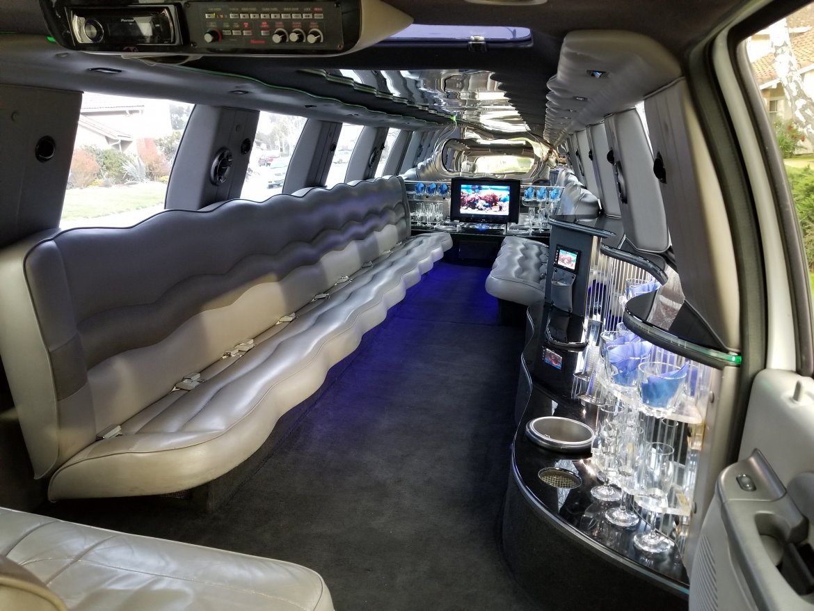 SUV Stretch for Sale in Thousand Oaks, CA - Photo 13