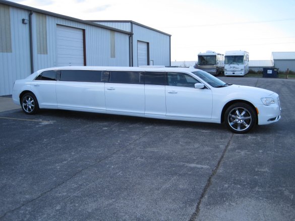 2016 Chrysler 300 5th Door Limousine for Sale in Ozark, MO - Photo 2