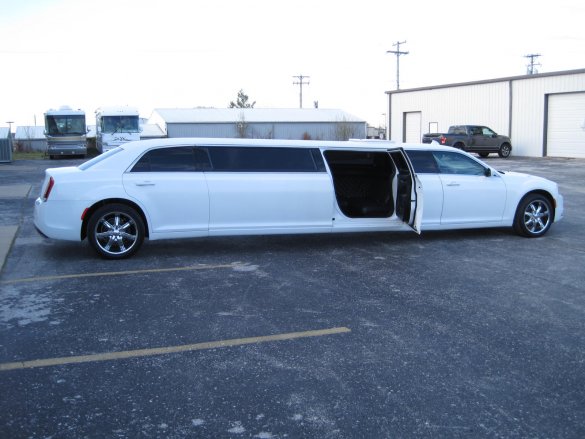 2016 Chrysler 300 5th Door Limousine for Sale in Ozark, MO - Main Photo