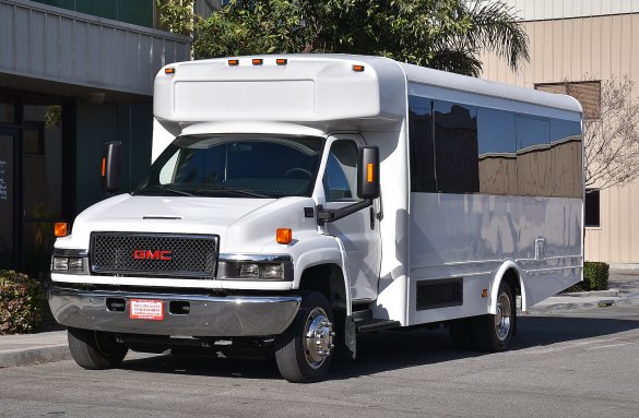 2009 Chevrolet 5500 Limo Bus for Sale in Fontana, CA - Photo 2