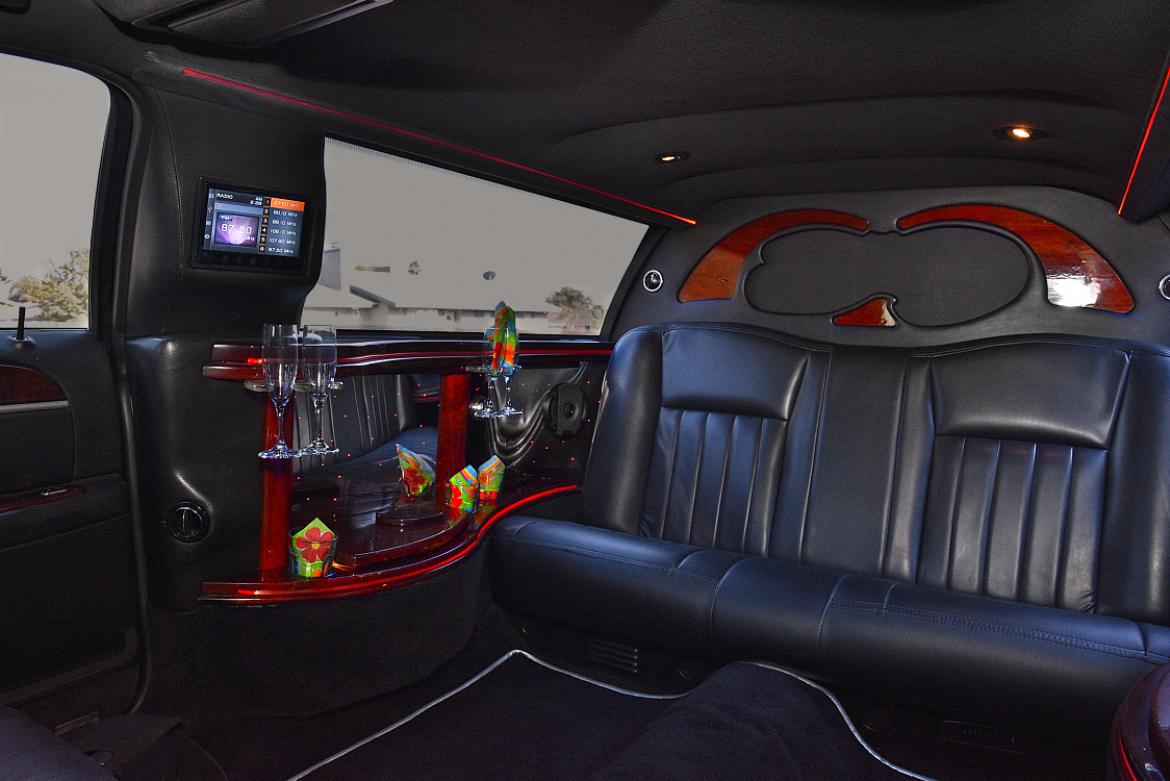 Photo of Limousine for sale: 2007 Lincoln Town Car by Federal