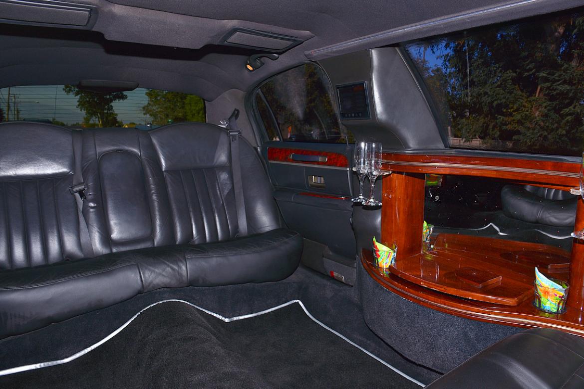 Lincoln Navigator stretch Limousine