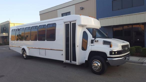 2007 Chevrolet 5500 Limo Bus for Sale in Fontana, CA - Photo 2