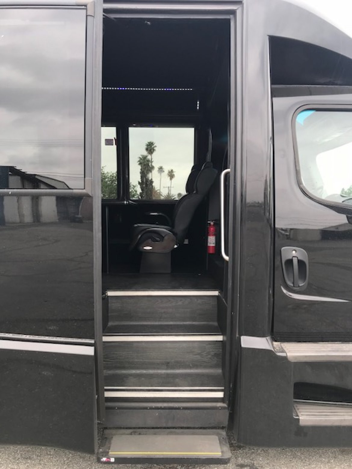 Executive Shuttle for Sale in Riverside, CA - Photo 4
