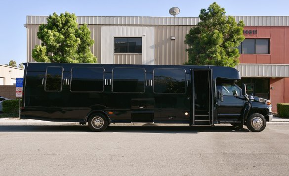 2007 Chevrolet 5500 Limo Bus for Sale in Fontana, CA - Photo 2