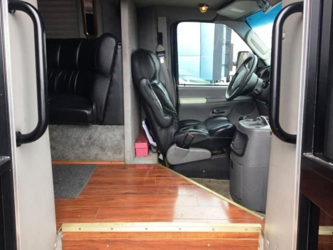 Limo Bus for Sale in Blue Island, IL - Photo 2