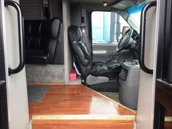 2005 Ford E450 Limo Bus for Sale in Blue Island, IL - Photo 2