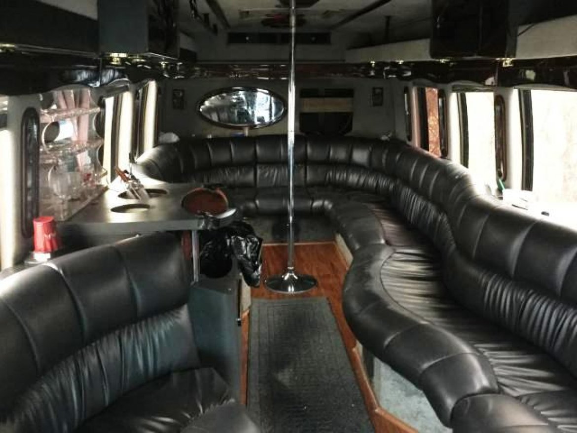 Limo Bus for Sale in Blue Island, IL - Photo 4