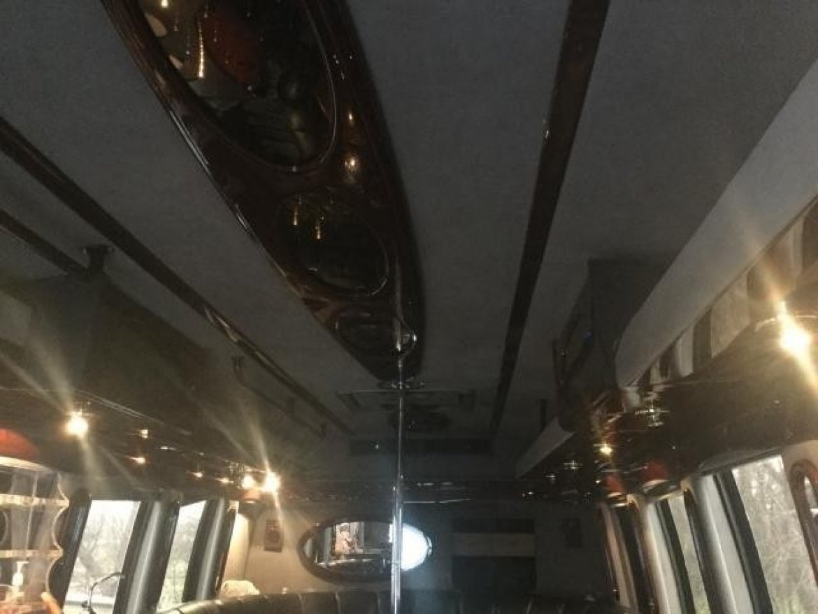 Limo Bus for Sale in Blue Island, IL - Photo 10
