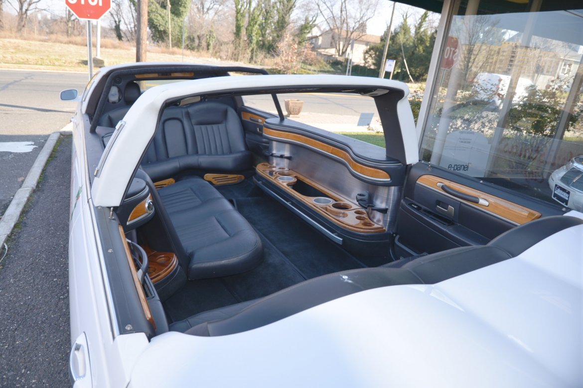 Limousine for sale: 2006 Lincoln Town-Car 120" by Krystal Koach