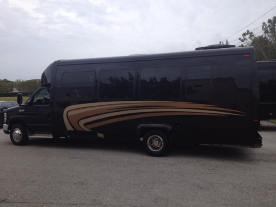 Limo Bus for Sale in Merrimac, MA - Photo 4