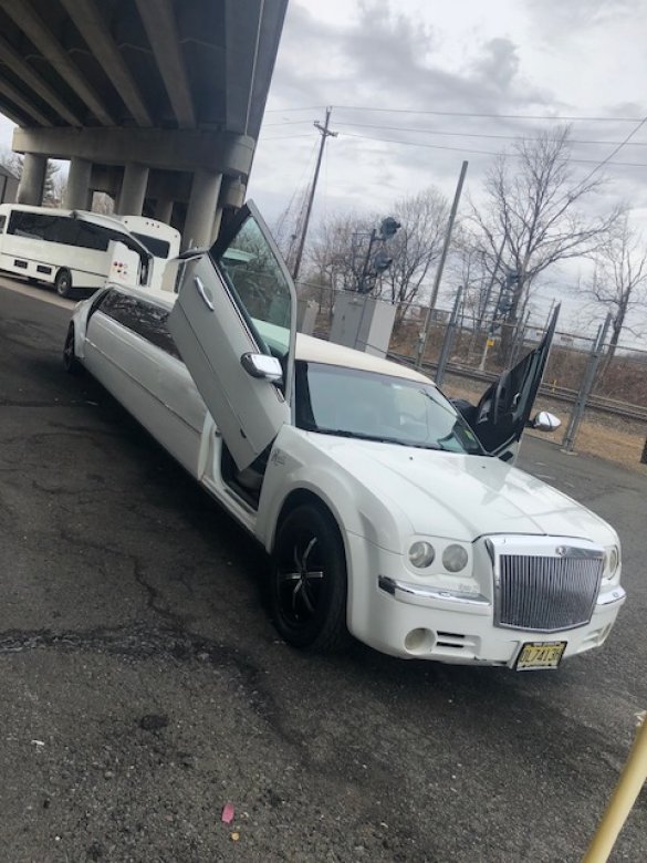 2009 Chrysler Sedan Strech Limousine for Sale in Lawrence, MA - Photo 3