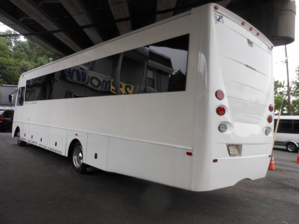 2009 Workhorse Party Bus Limo Bus for Sale in Hillside, NJ - Photo 2