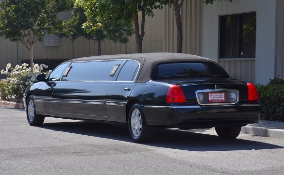 2009 Lincoln Town Car Limousine for Sale in Fontana, CA - Photo 2