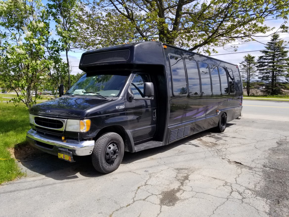 Limo Bus for sale: 2001 Ford E450 by Krystal koach