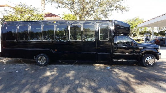 2006 Ford F550 Limo Bus for Sale in Margate, FL - Photo 2