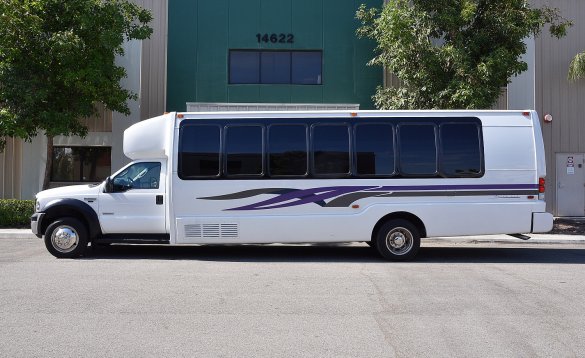 2007 Ford F-550 Limo Bus for Sale in Fontana, CA - Photo 2