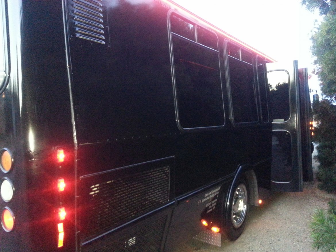 Limo Bus for Sale in Chatsworth, CA - Photo 8