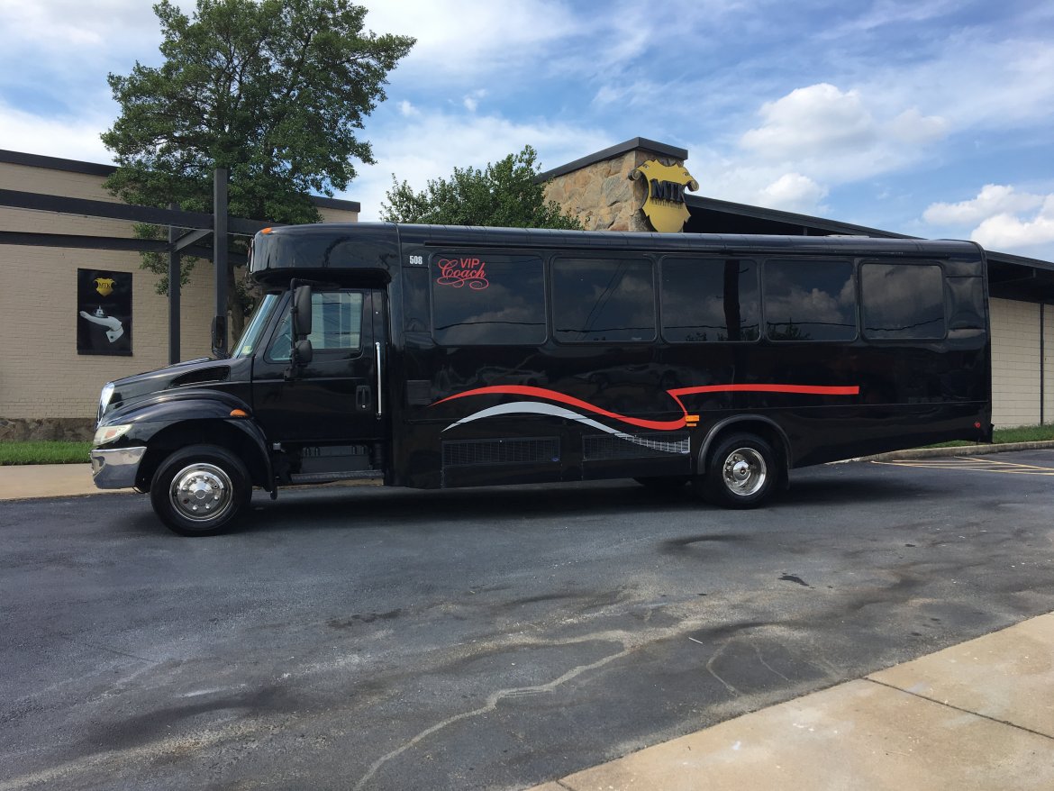 Limo Bus for sale: 2007 International 3200 DT 466 33&quot; by Champion