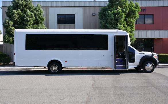 2015 Ford F-550 Limo Bus for Sale in Fontana, CA - Photo 2
