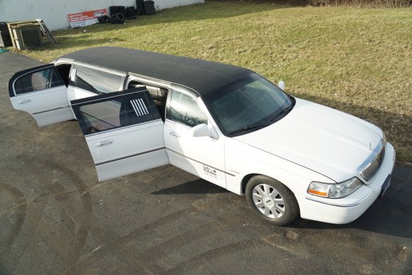 2003 Lincoln Towncar Limousine for Sale in Amherst, OH - Photo 2