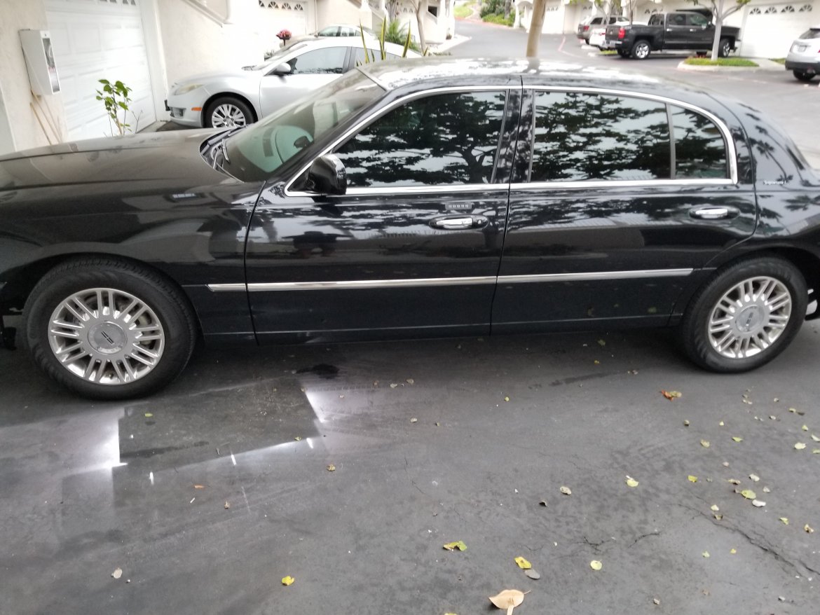 Sedan for sale: 2011 Lincoln Town Car 6&quot;
