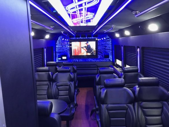 2015 Ford F-550 Executive Shuttle for Sale in Oaklyn, NJ - Photo 3
