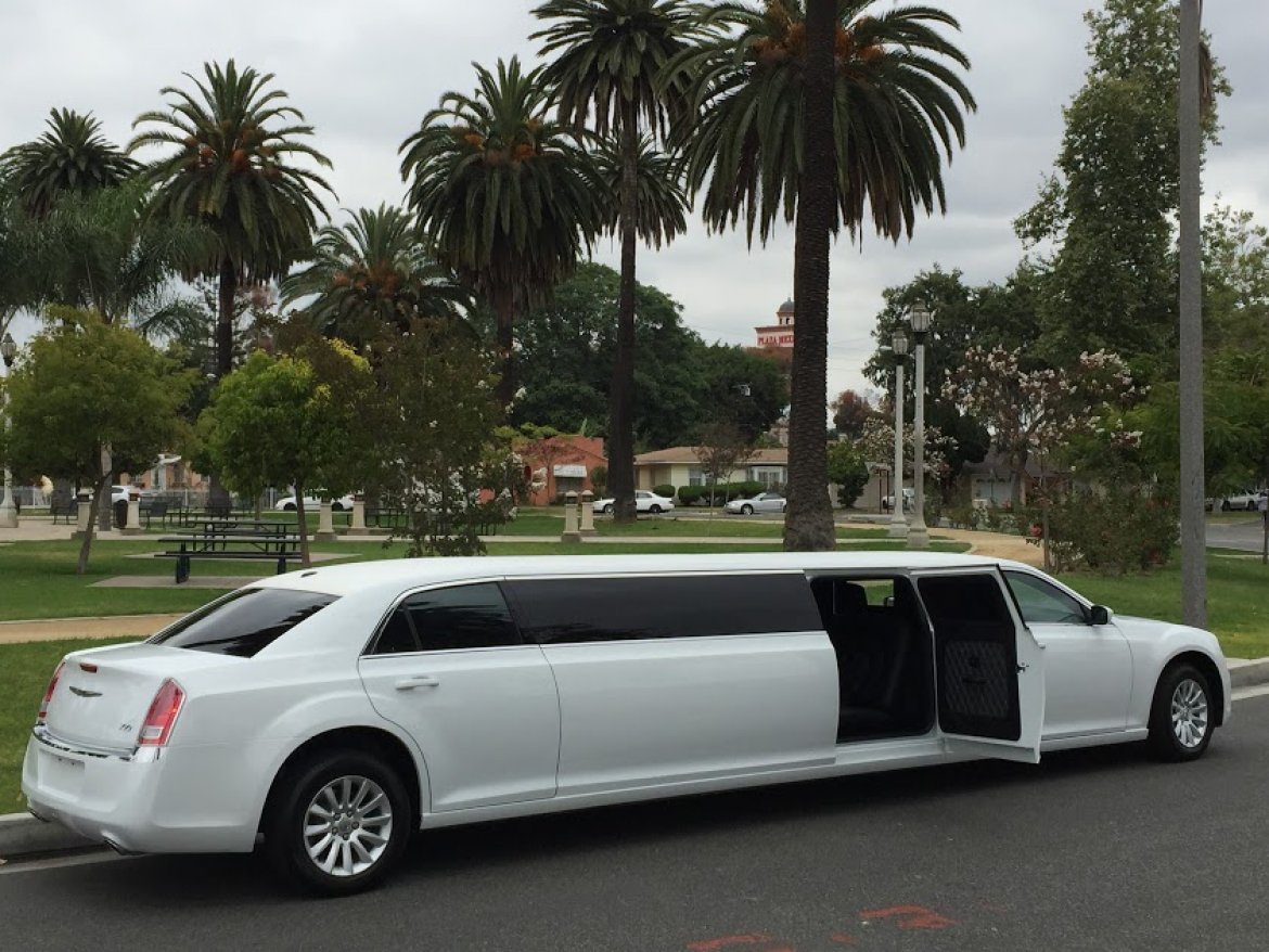 Limousine for sale: 2014 Chrysler 300 140"