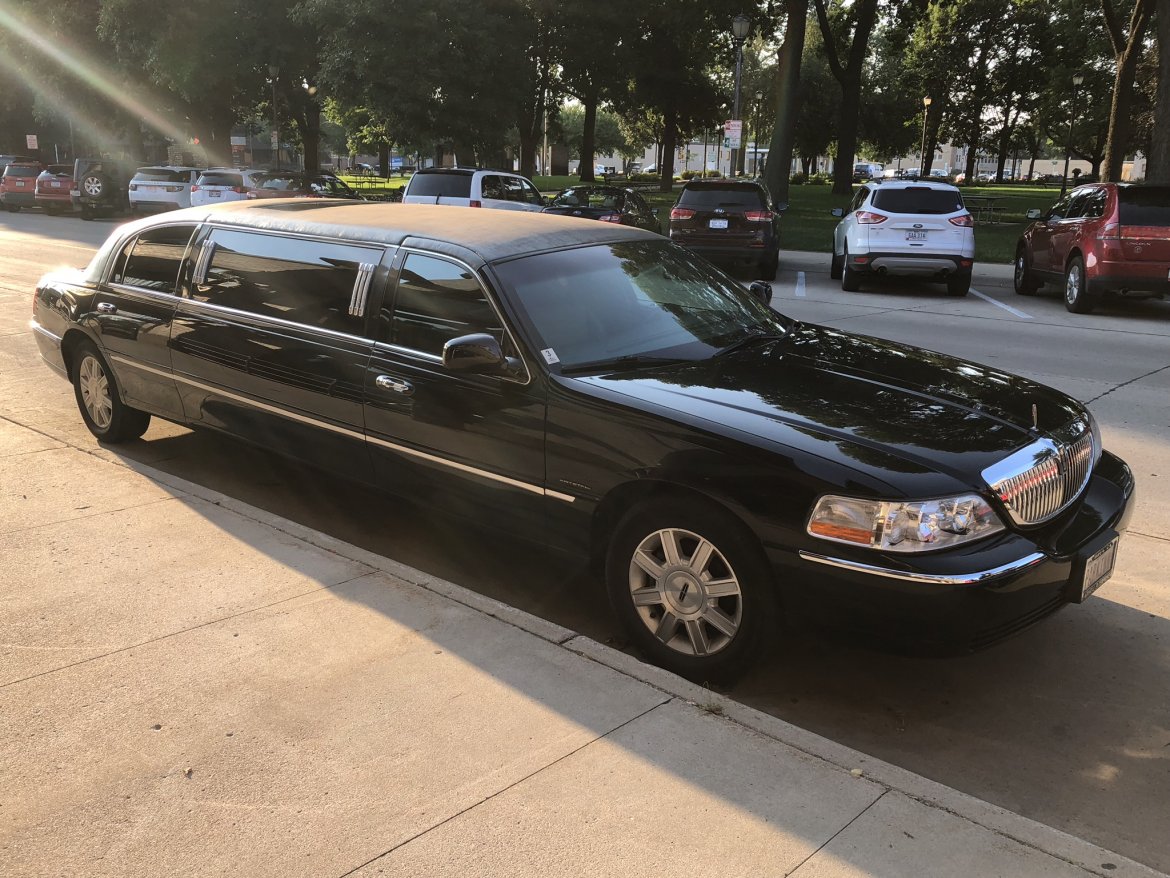 Limousine for sale: 2009 Lincoln Town Car by Krystal, 72&quot; Stretch