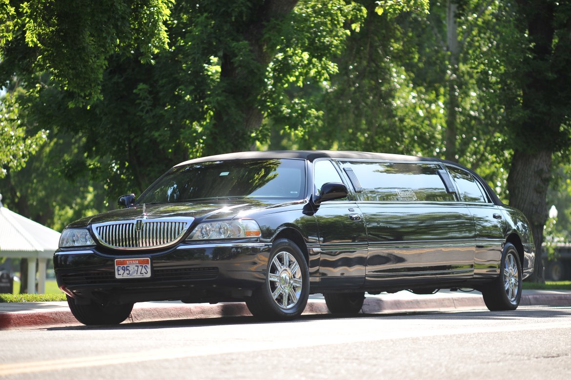 Limousine for sale: 2008 Lincoln Town Car by Krystal