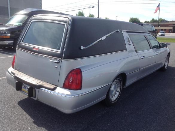 2000 Lincoln Lincoln Town Car Hearse (626) Funeral for Sale in Trenton, NJ - Photo 3