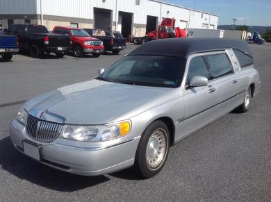 2000 Lincoln Lincoln Town Car Hearse (626) Funeral for Sale in Trenton, NJ - Main Photo