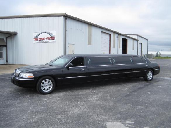 2011 Lincoln Town Car Limousine for Sale in Ozark, MO - Photo 2