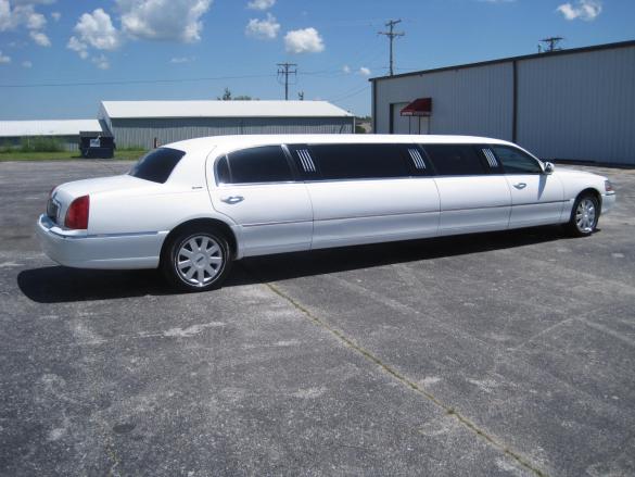 2005 Lincoln Town Car Limousine for Sale in Ozark, MO - Photo 2