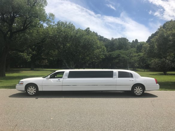 2005 Lincoln Town Car Limousine for Sale in Garwood, NJ - Photo 2