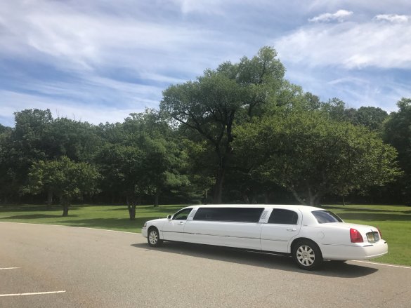 2005 Lincoln Town Car Limousine for Sale in Garwood, NJ - Photo 3